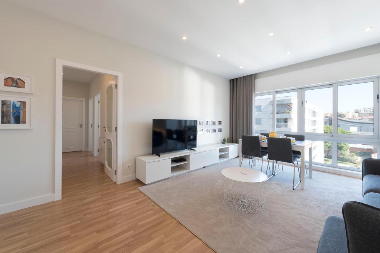 Lovelystay - Downtown Modern 2Br Flat With Free Parking Porto Buitenkant foto